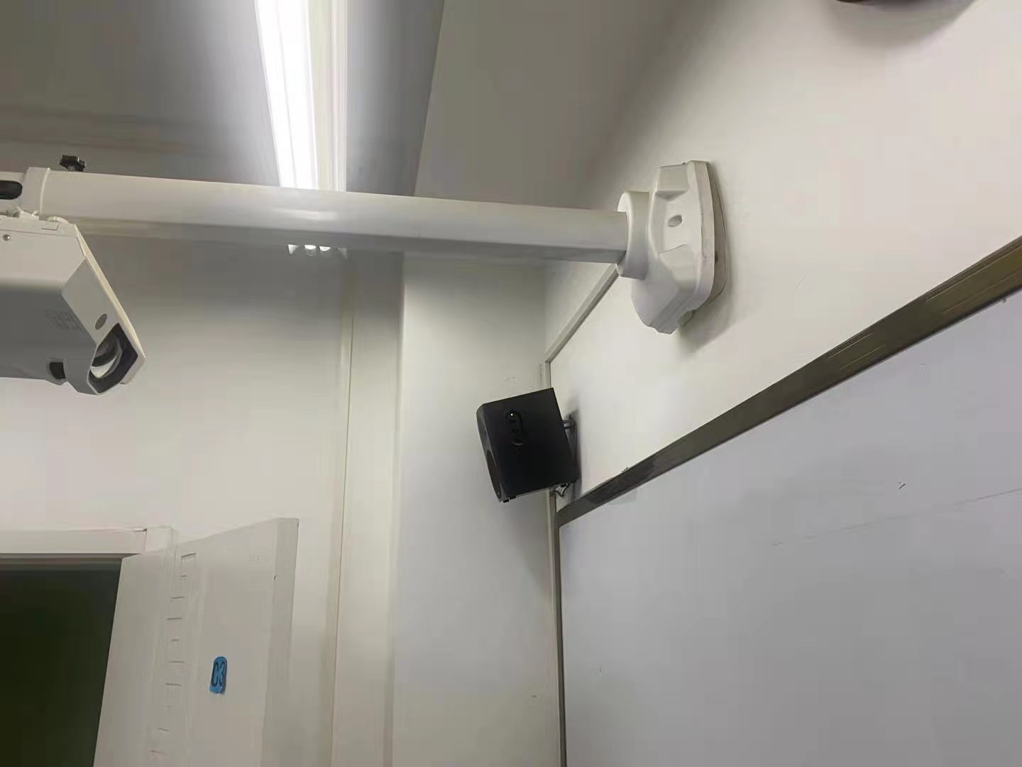 投影機(jī)升降臺吊架安裝